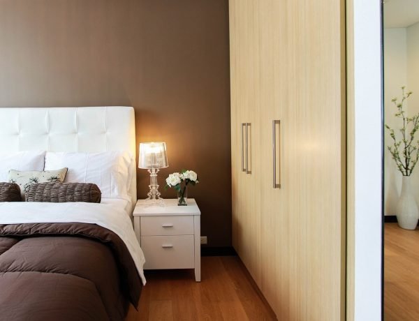 Bed in slaapkamer